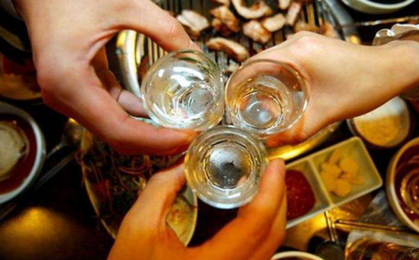 喝酒為啥不能吃頭孢？除了頭孢，這3種藥物也儘量別沾酒，瞭解下