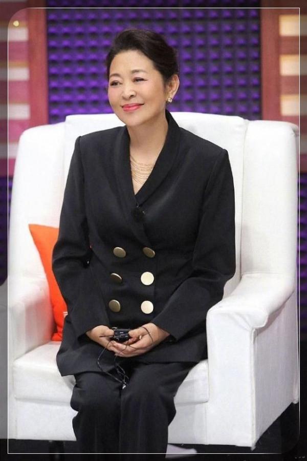 倪萍才叫真正的逆生長！不打針不扮嫩，狂瘦30斤美回顏值巔峰