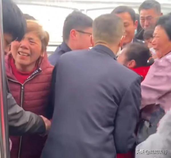 淚目!又一個認親現場,與郭威與許媽相認一樣,老杜只是個例 淚目!又一個認親現場,與郭威與許媽相認一樣,老杜只是個例