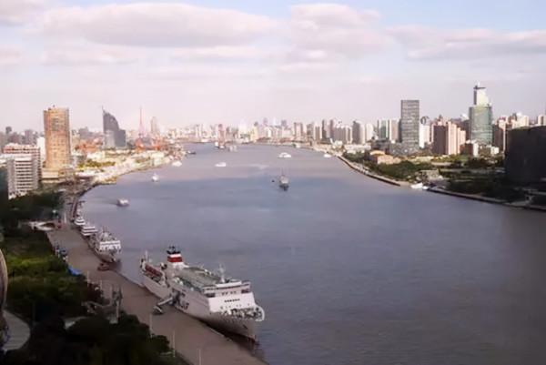 1992年,年近90的鄧小平站在南浦大橋上,拍下了這張照片 1992年,年近90的鄧小平站在南浦大橋上,拍下了這張照片