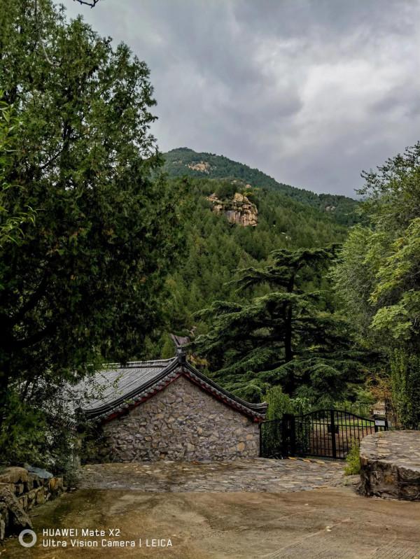 秋日雨後泰山黑龍潭