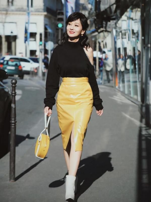 趙雅芝真鍾情於少女風，穿粉嫩衛衣配狗狗裙，與丈夫同框像兩代人