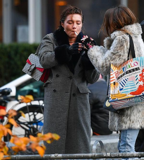 兩代黑寡婦都是“大煙民”她倆誰吸菸的姿勢更好看？