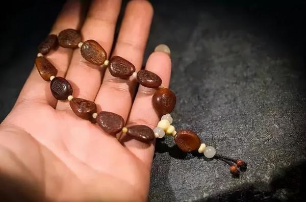 堅果松子,做成手串被賣出17萬 堅果松子,做成手串被賣出17萬