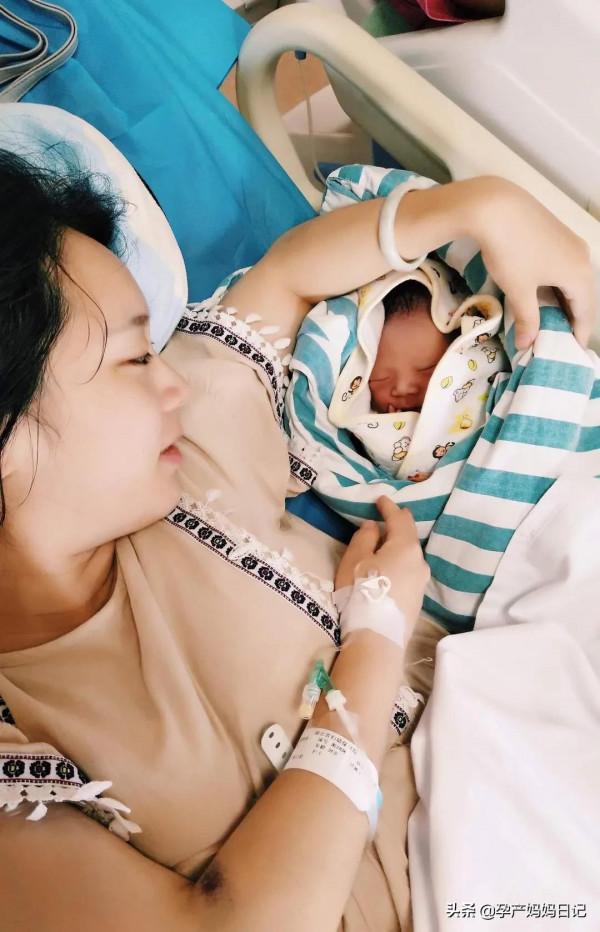 寶寶生出胎盤娩出縫針結束,鴨子穿著防護服端著一碗蛋湯進來了② 寶寶生出胎盤娩出縫針結束,鴨子穿著防護服端著一碗蛋湯進來了②