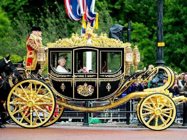 英女王的黃金馬車,加名貴寶石的點綴,比任何豪車都霸氣有歷史感 英女王的黃金馬車,加名貴寶石的點綴,比任何豪車都霸氣有歷史感