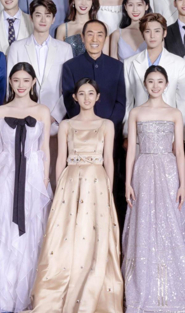 頒獎典禮，張藝謀和女藝人合影，張子楓劉浩存沈月位列其中