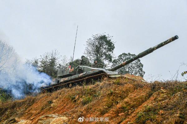 大片！坦克霸氣進擊