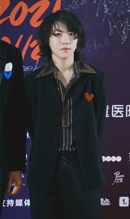 竇靖童終於找對風格了,西裝配條紋復古又高階,冷清氣質太像媽 竇靖童終於找對風格了,西裝配條紋復古又高階,冷清氣質太像媽