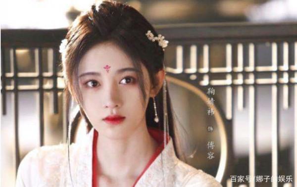 鞠婧禕14歲舊照被瘋傳，看清真實顏值後，你看的出整沒整容嗎？