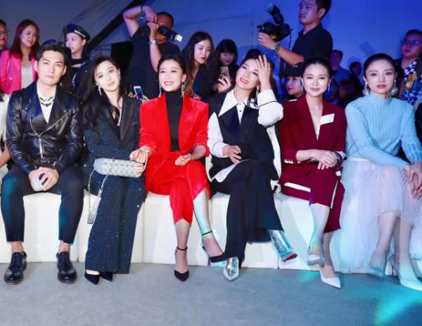 這場秀頭排不輸紅毯!向太郭碧婷穿婆媳裝,范冰冰穩站C位氣場足 這場秀頭排不輸紅毯!向太郭碧婷穿婆媳裝,范冰冰穩站C位氣場足