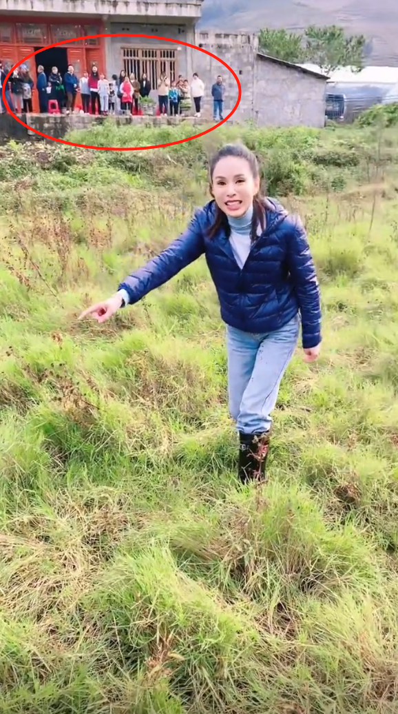 55歲李若彤戶外抓鴨子,揮臂追逐大笑超興奮,引發數十名村民圍觀 55歲李若彤戶外抓鴨子,揮臂追逐大笑超興奮,引發數十名村民圍觀