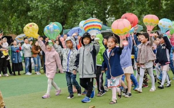 以為校服可以防止學生攀比，但還是防不勝防，“新戰場”一換再換