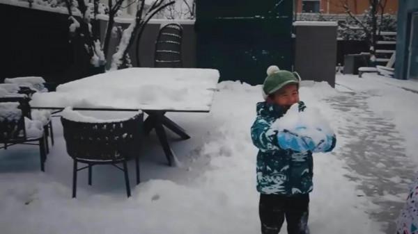 黃磊老婆孫莉首次曬出四歲兒子正臉