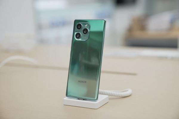 榮耀突然釋出新機，66W快充&plus;雙曲面屏&plus;6400萬三攝，僅售2199元起