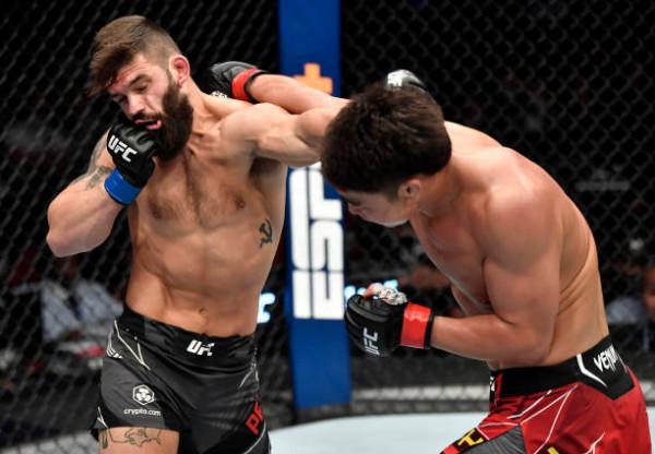 42歲特謝拉奪得UFC輕重量級冠軍,彼得·嚴再次奪得金腰帶 42歲特謝拉奪得UFC輕重量級冠軍,彼得·嚴再次奪得金腰帶