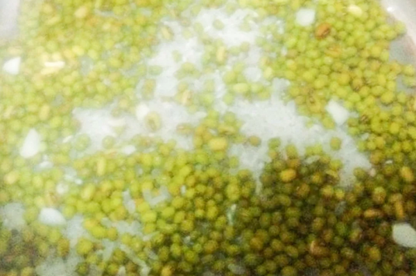 營養早餐食譜：甘涼清潤的綠豆百合粥，搭配黃瓜炒雞蛋