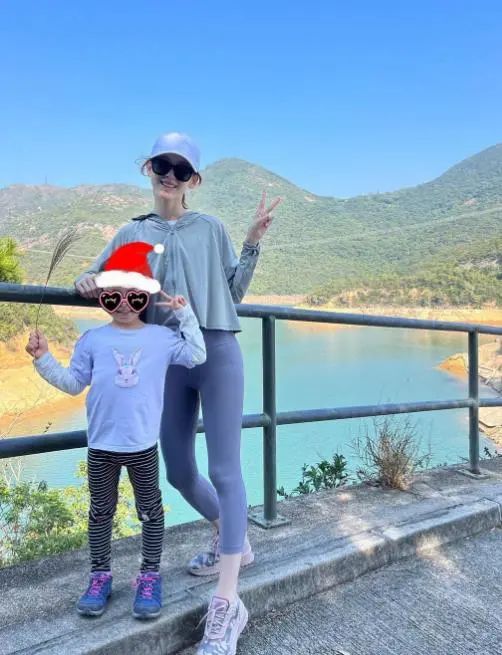 章澤天曬5歲女兒正臉照，母女同框宛若姐妹，女兒被指像爸爸