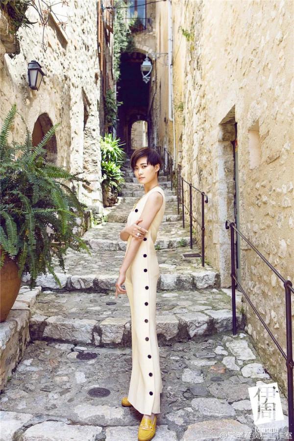 李宇春終於穿得像個女人,想不到她穿裙子氣質驚豔,早該這樣穿了 李宇春終於穿得像個女人,想不到她穿裙子氣質驚豔,早該這樣穿了