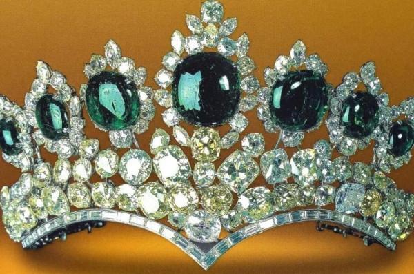 “伊朗玫瑰”法拉赫:王冠上鑲著60克拉粉鑽,晚年靠變賣珠寶為生 “伊朗玫瑰”法拉赫:王冠上鑲著60克拉粉鑽,晚年靠變賣珠寶為生