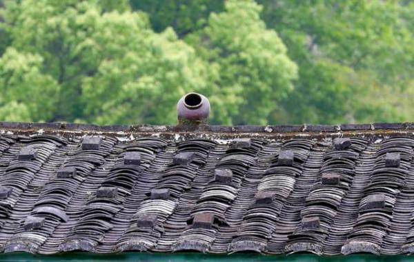 福建這座千年古鎮太古怪，屋頂放個大瓦罐，原是作為廟臺所用