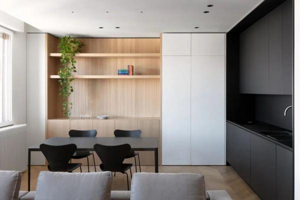 世界的好室 | 全屋定製隱形門櫃，木色配黑白溫馨又整潔