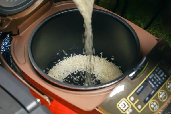 體驗電霸級別的產品，讓電小二太陽能戶外電源2200告訴什麼叫硬核