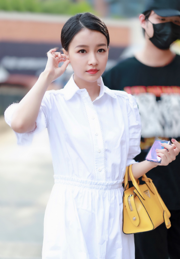 孫怡還真是“小仙女”,穿白色襯衫裙配出鏡,配休閒鞋美成校花了 孫怡還真是“小仙女”,穿白色襯衫裙配出鏡,配休閒鞋美成校花了