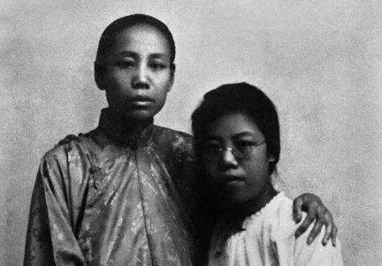 她57歲參加紅軍，丈夫曾是光緒帝御前侍衛，女婿是建國第一任總理