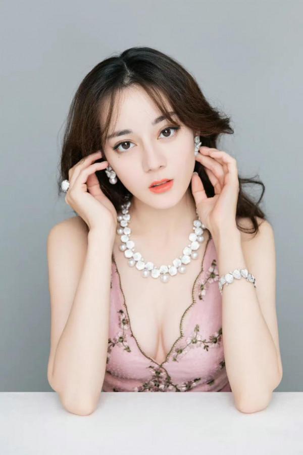 迪麗熱巴是充滿浪漫氣息的花仙子，優雅高貴，明豔動人，楚楚可人