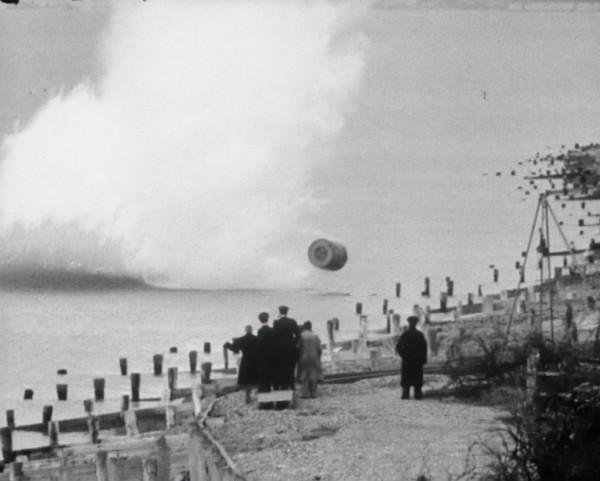 飛行員拼死炸燬大壩,1.3億噸洪水湧向下游,數千人 睡夢中被沖走 飛行員拼死炸燬大壩,1.3億噸洪水湧向下游,數千人 睡夢中被沖走