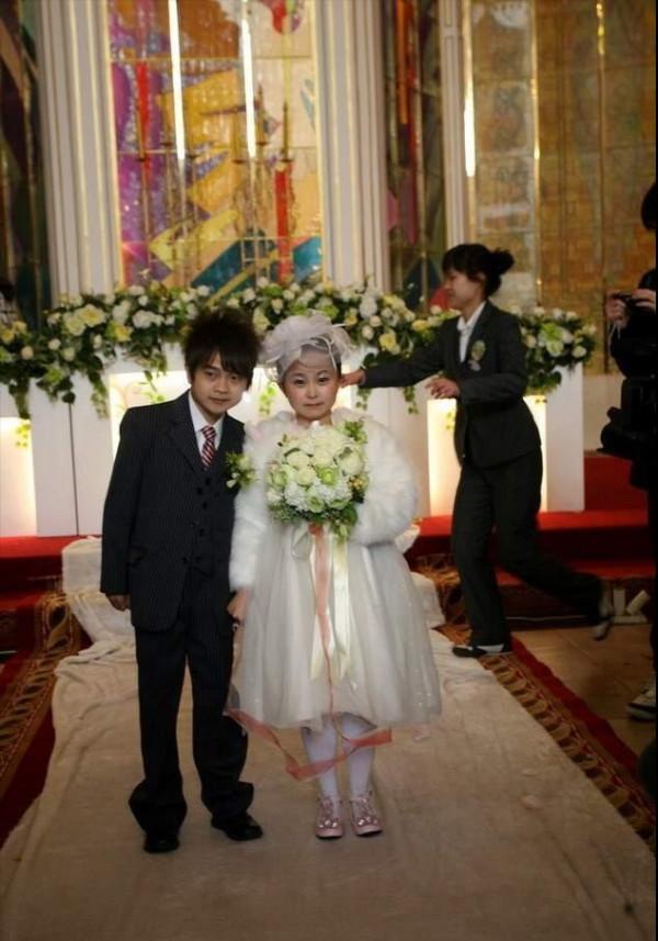 秦學士，身高不足一米三，但他卻是生活中的偉丈夫