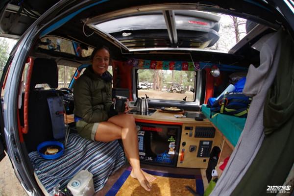 小夥買8手三菱得利卡改成房車！和女友過上了讓人羨慕的生活