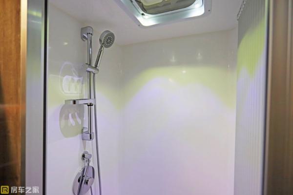 豪華內飾越野配置，黑系HQ19越野拖掛房車