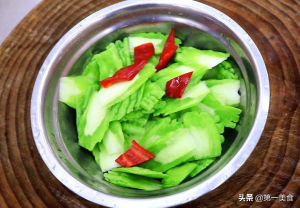 苦瓜怎麼做才能去除苦味,廚師長教你飯店做法,夏天吃清熱又開胃 苦瓜怎麼做才能去除苦味,廚師長教你飯店做法,夏天吃清熱又開胃