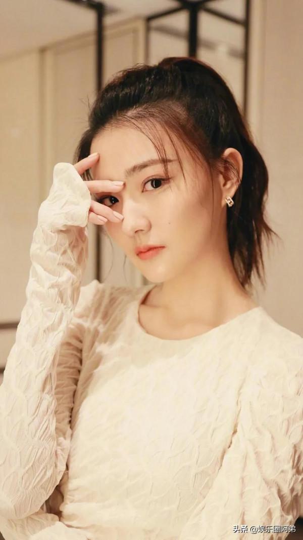 徐璐清純的外表和麵帶微笑的親和力深受大家喜歡
