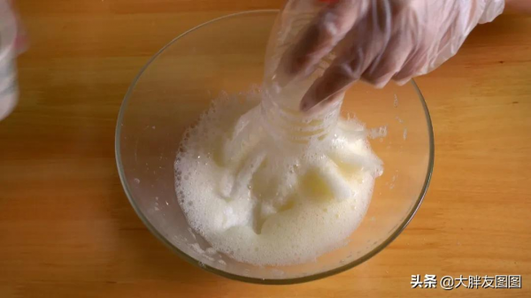 沒秤，沒打蛋器，沒烤箱，如何做出蓬鬆的無油蛋糕？