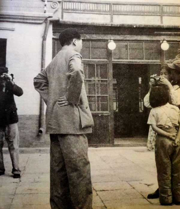 毛主席新畫像掛上天安門後，北京市民提出意見：為何只有一隻耳朵