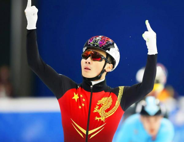 三次反超，很是生猛！中國隊短道速滑5000米接力，李文龍表現出色