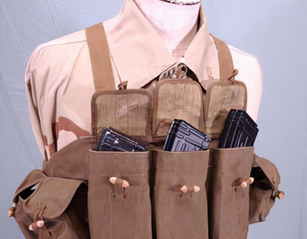 美國學習！蘇聯仿製！中國56式衝鋒槍彈匣袋，有何魔力開啟新潮流