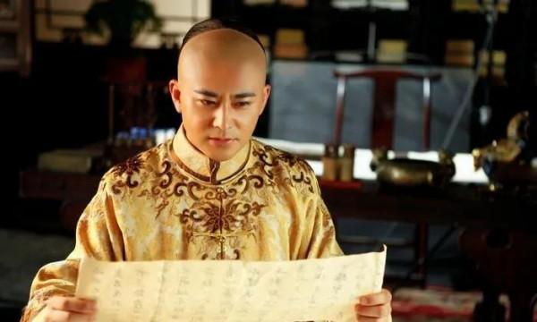 民間故事：狀元回鄉辦案，遭遇風塵女子行兇，他拿出字畫逃過一劫