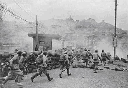 7縱強攻東局子,司令員鄧華嚴密注視戰場形勢,前方始終沒有訊息 7縱強攻東局子,司令員鄧華嚴密注視戰場形勢,前方始終沒有訊息