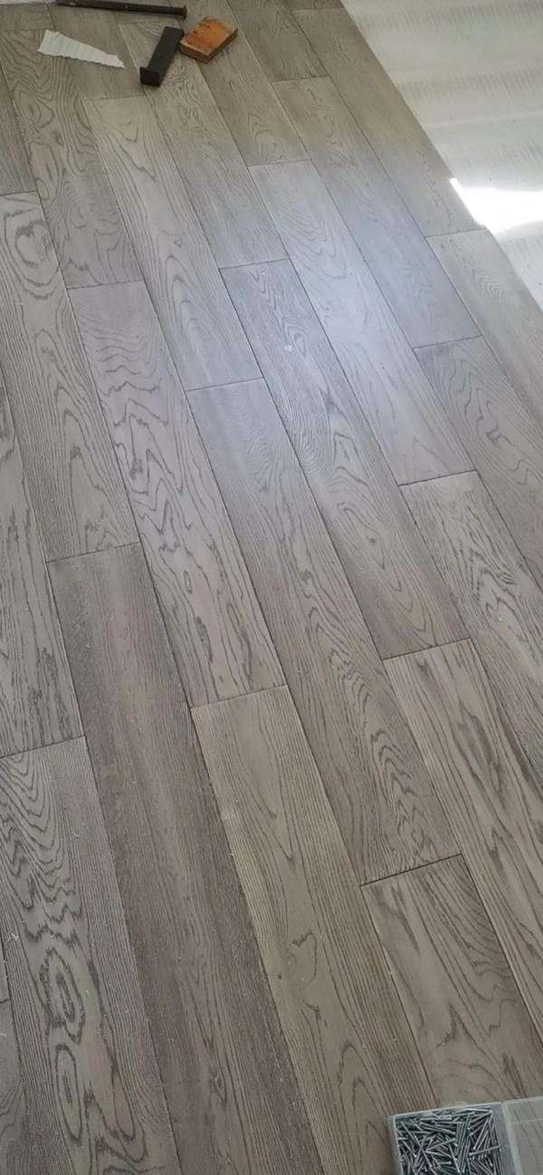 買地板選什麼材質