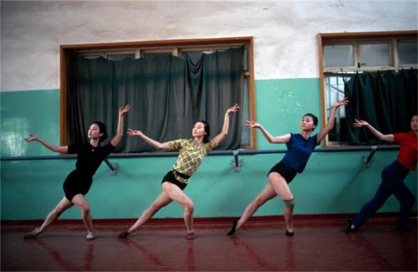 1979年的中國社會民情，6圖是當年“交公糧”的場面