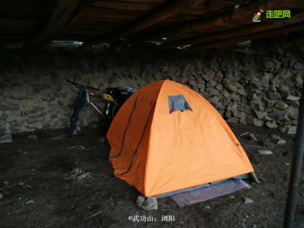 他耕耘三尺講臺，13年單人單車騎行13萬公里，帶女兒畢業騎行進藏