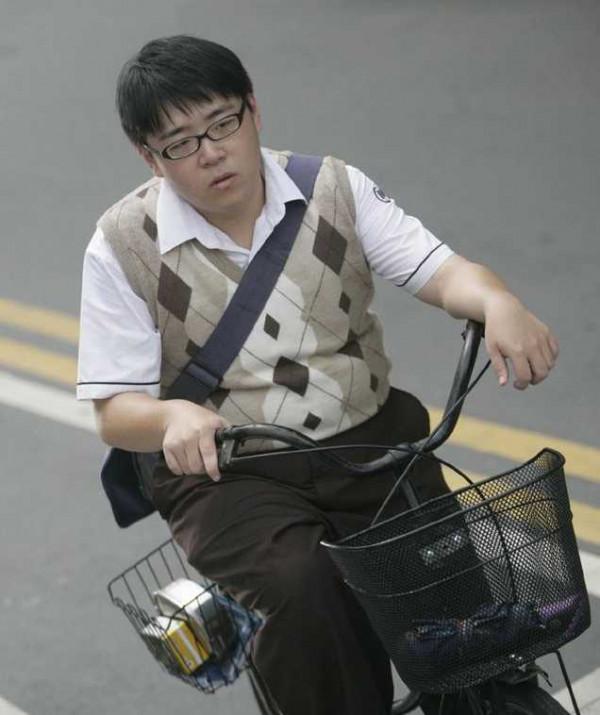 郝劭文：3歲出道10歲片酬千萬，身家卻被父母敗光，只能打工還債