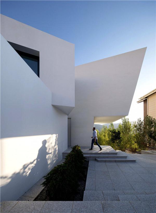 地基不夠,“身高”來湊 / 懸式住宅 地基不夠,“身高”來湊 / 懸式住宅