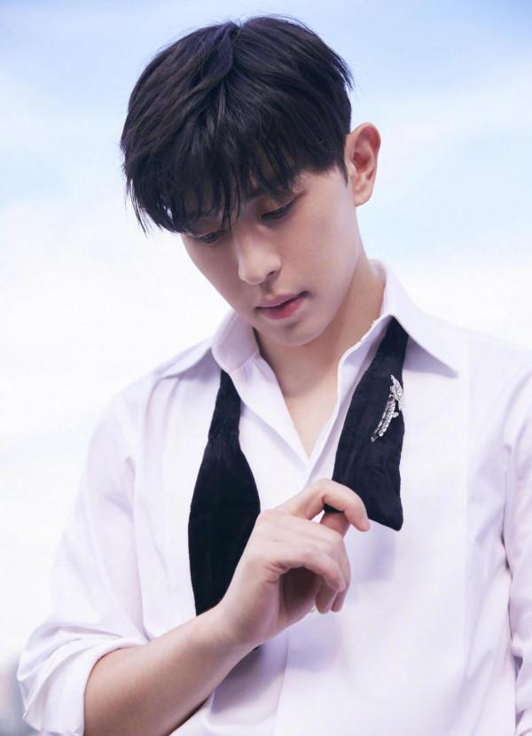 RogerVivier品牌代言人鄧倫,今日份成熟穩重又酷又帥的大男孩 RogerVivier品牌代言人鄧倫,今日份成熟穩重又酷又帥的大男孩