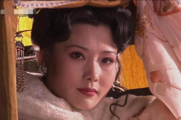 8位“自然老去”的女星，個個氣質優雅，狂甩“整容臉”幾條街
