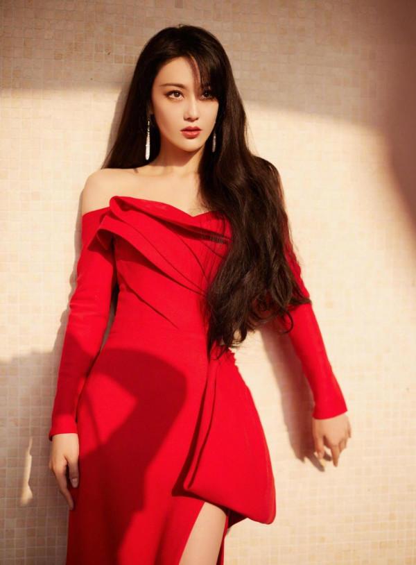 張馨予迴歸“優雅長髮”，穿吊帶裙手持小團扇，一顰一笑都是風韻